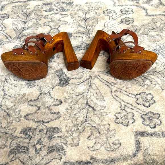 Charles David Brown Platform Sandals with Chunky Heel - Picture 4 of 6